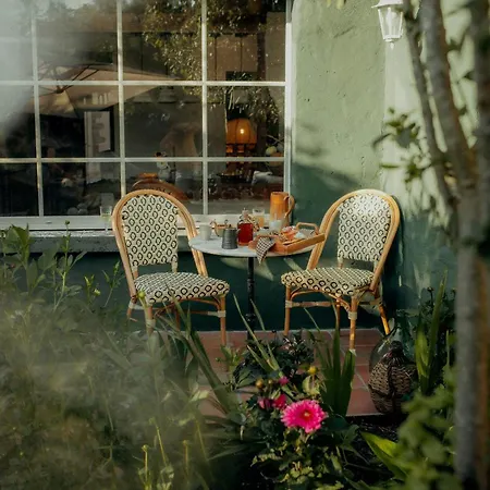 Cozy And Refined Retreat In The Heart Of