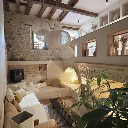Cozy And Refined Retreat In The Heart Of Prázdninový dům